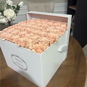Venus Et Fleur Peach Roses in White Box